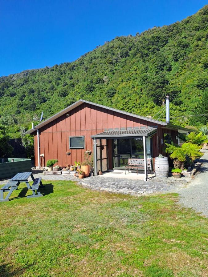 Koru Beachfront Holiday Cabins & Hot Tub Barrytown ภายนอก รูปภาพ