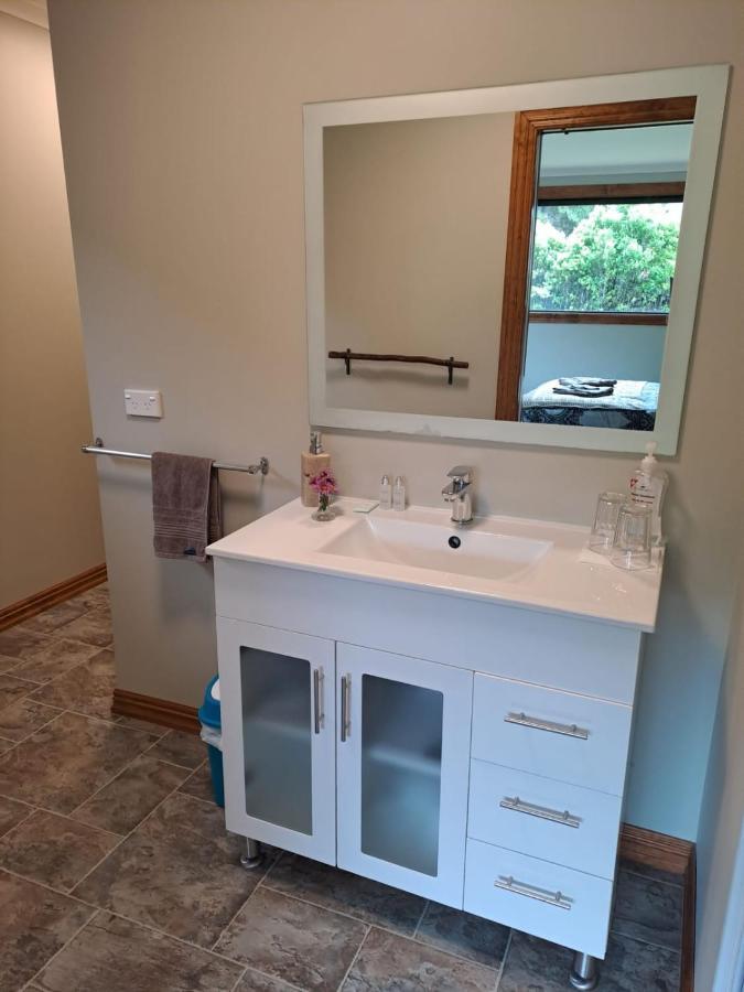 Koru Beachfront Holiday Cabins & Hot Tub Barrytown ภายนอก รูปภาพ