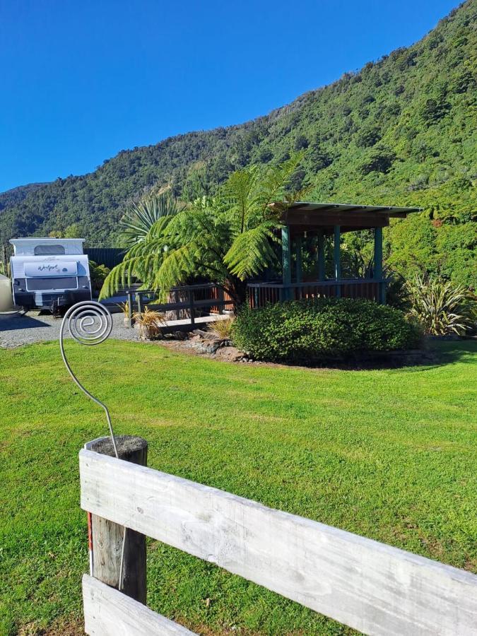 Koru Beachfront Holiday Cabins & Hot Tub Barrytown ภายนอก รูปภาพ