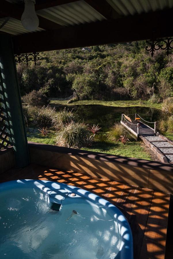 Koru Beachfront Holiday Cabins & Hot Tub Barrytown ภายนอก รูปภาพ