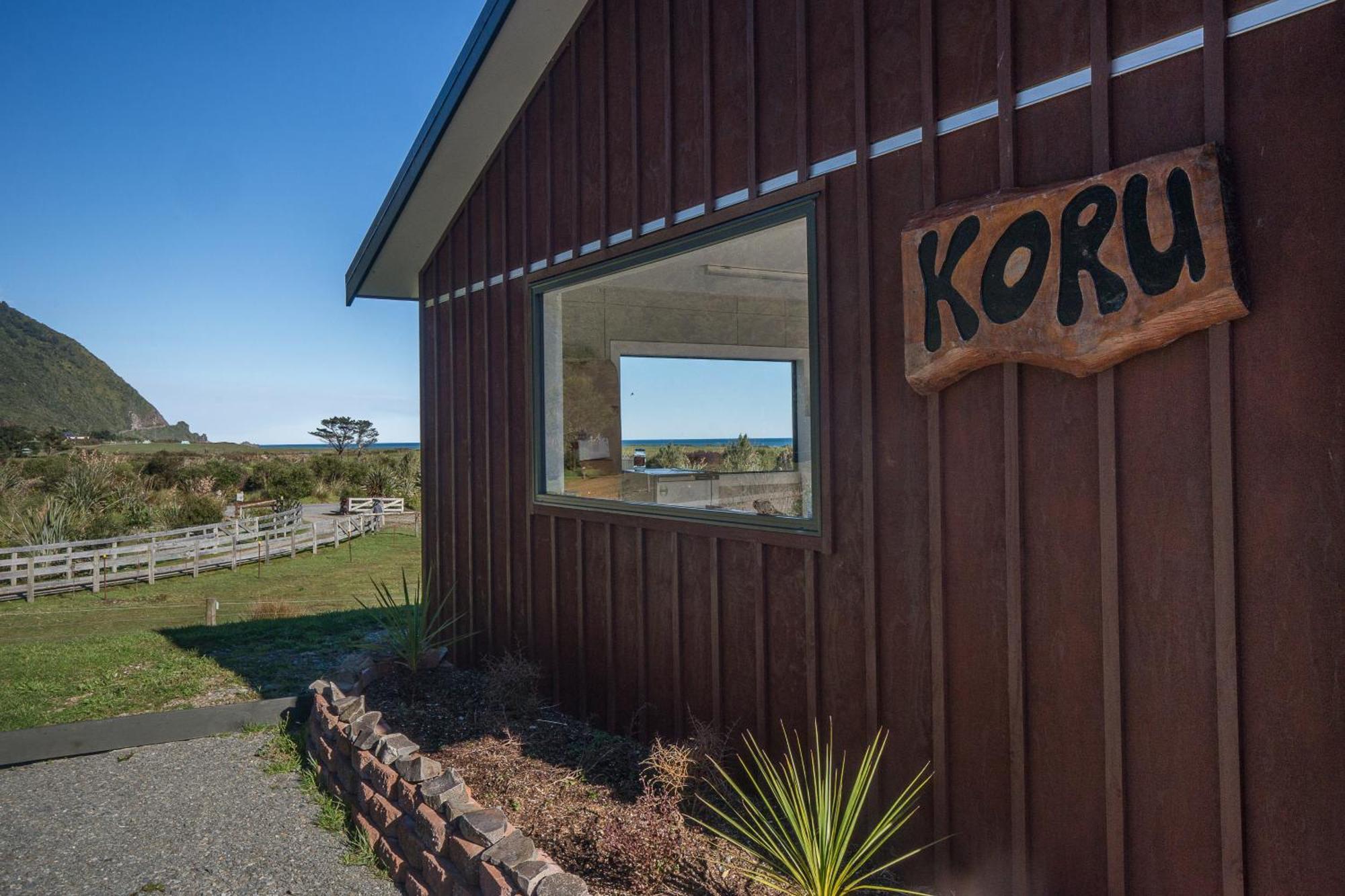 Koru Beachfront Holiday Cabins & Hot Tub Barrytown ภายนอก รูปภาพ