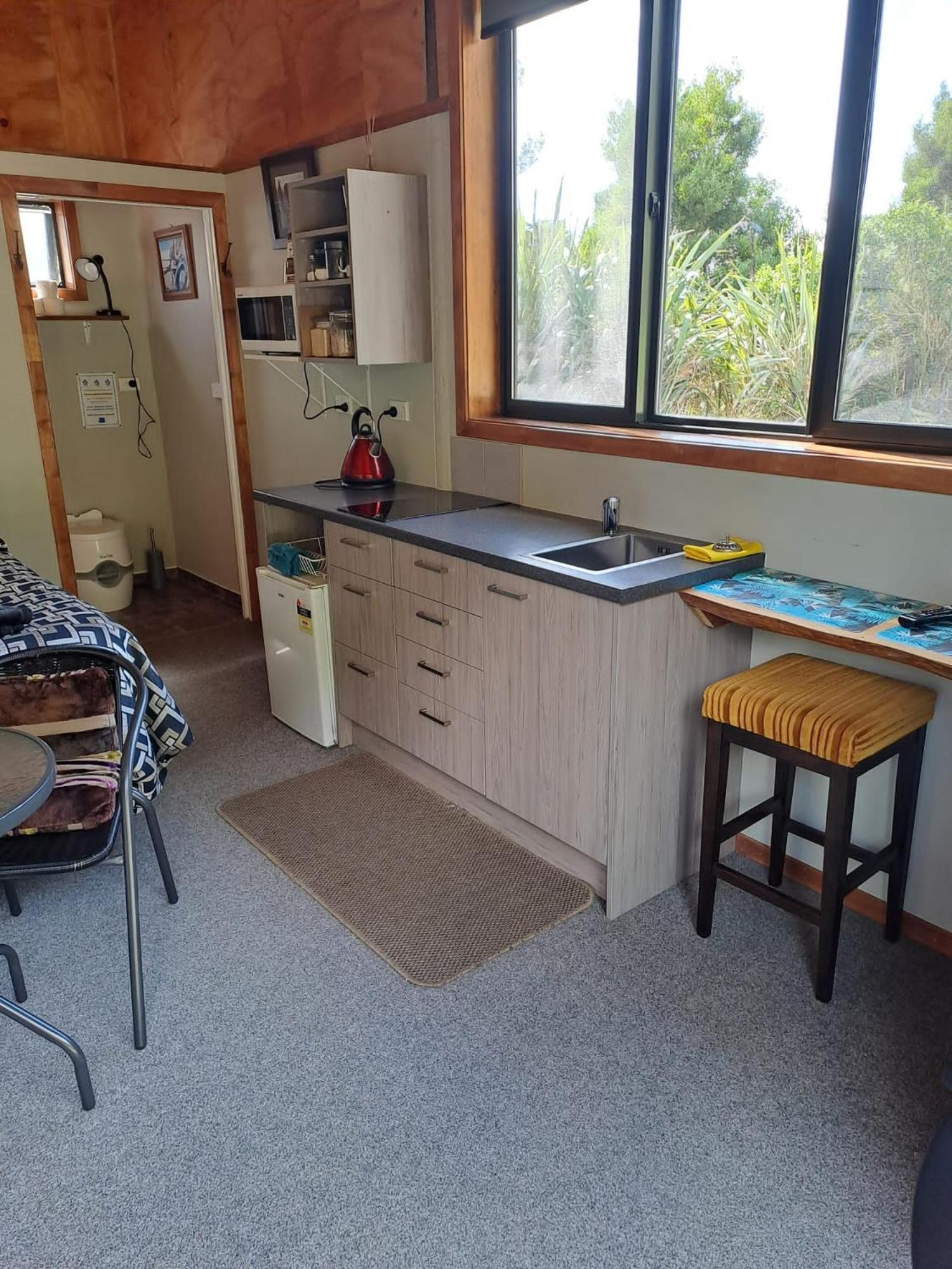 Koru Beachfront Holiday Cabins & Hot Tub Barrytown ภายนอก รูปภาพ
