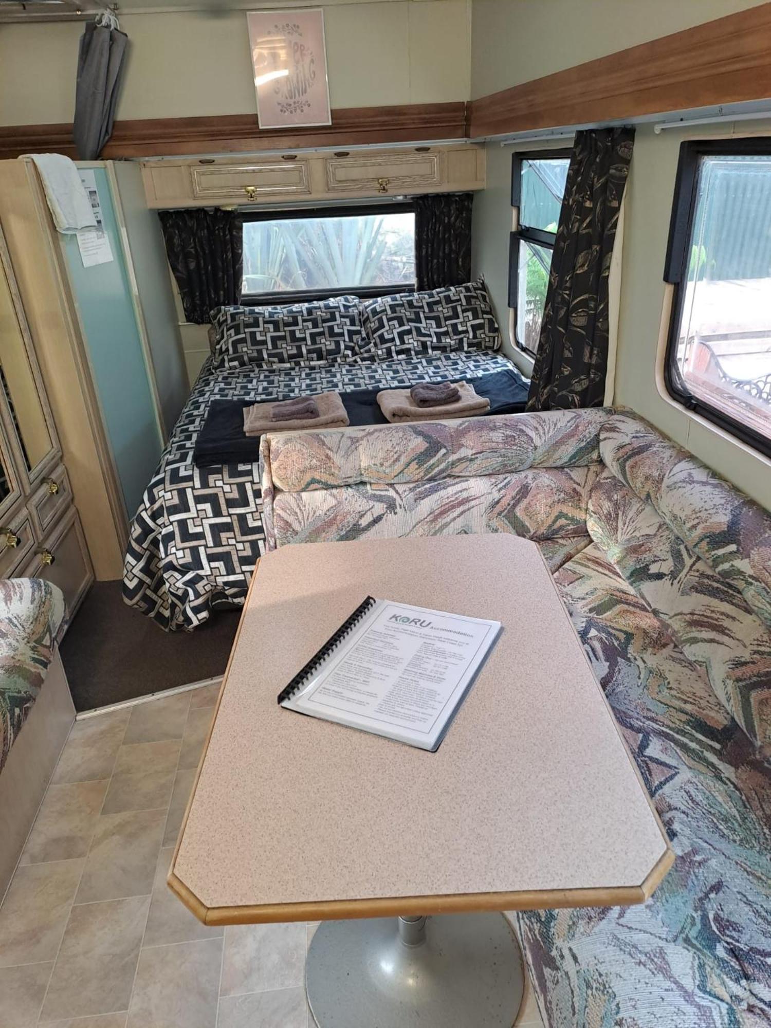 Koru Beachfront Holiday Cabins & Hot Tub Barrytown ภายนอก รูปภาพ