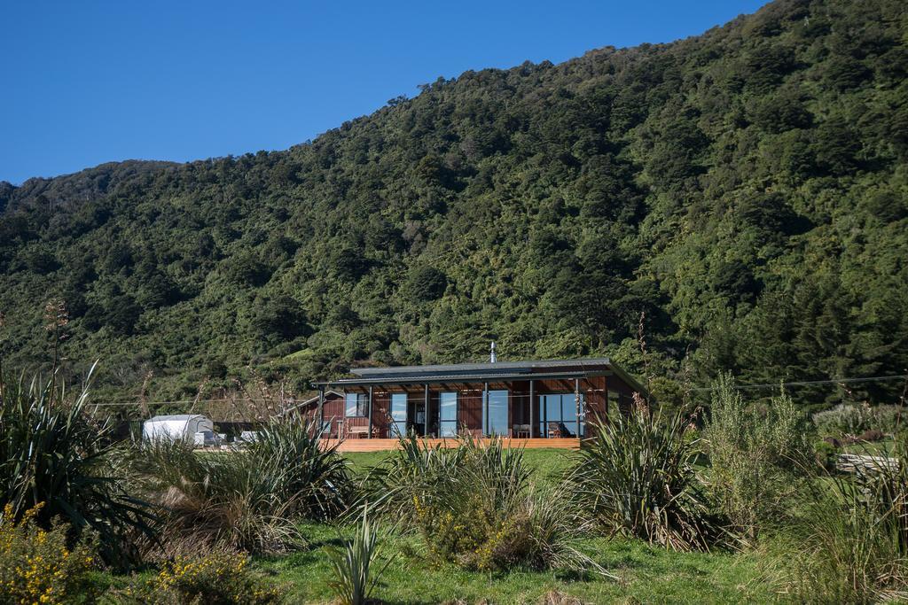 Koru Beachfront Holiday Cabins & Hot Tub Barrytown ภายนอก รูปภาพ