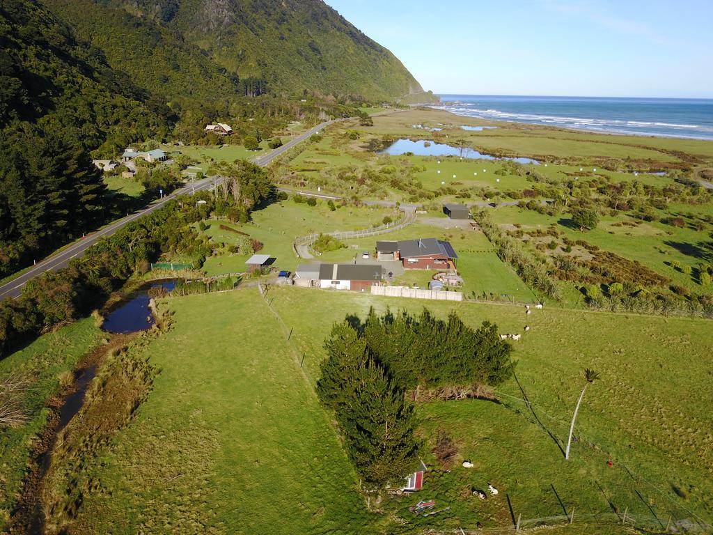 Koru Beachfront Holiday Cabins & Hot Tub Barrytown ภายนอก รูปภาพ