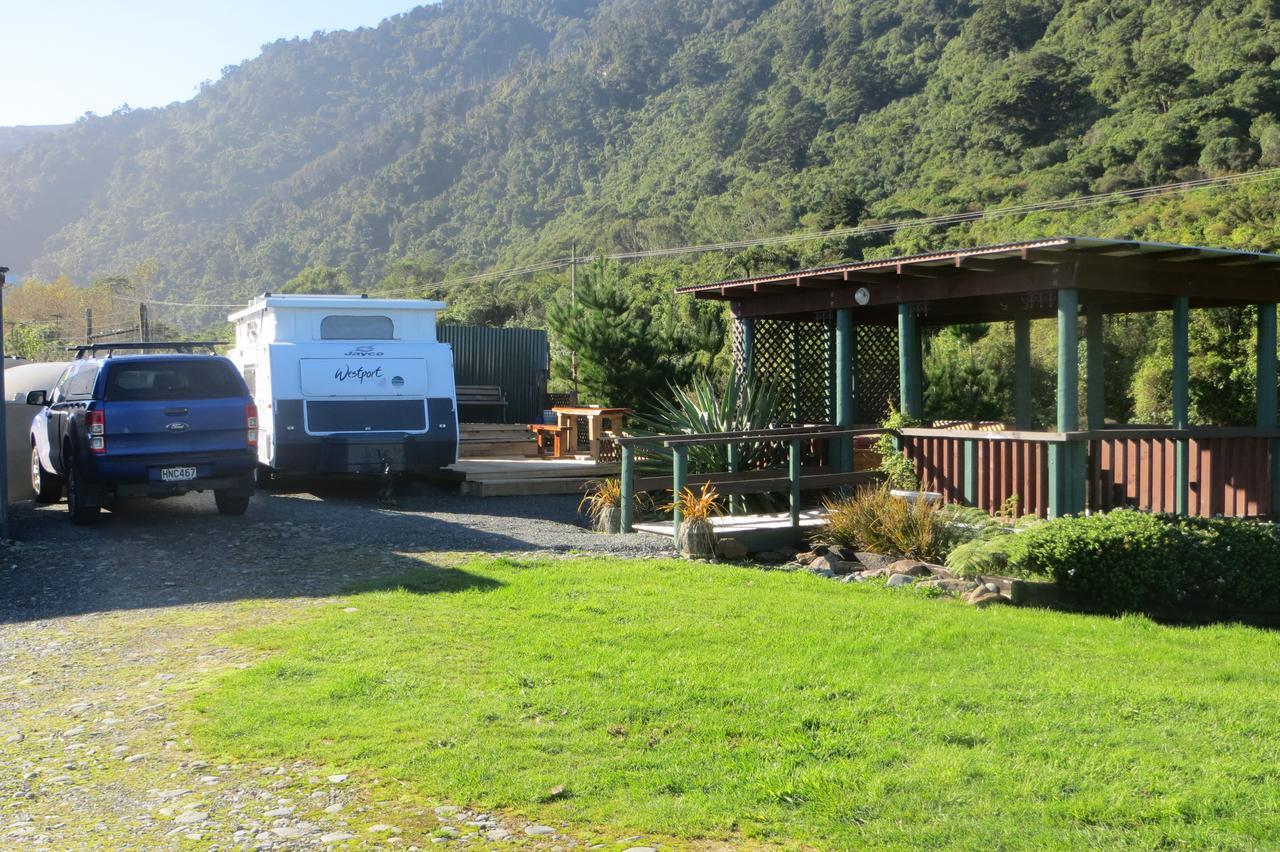Koru Beachfront Holiday Cabins & Hot Tub Barrytown ภายนอก รูปภาพ