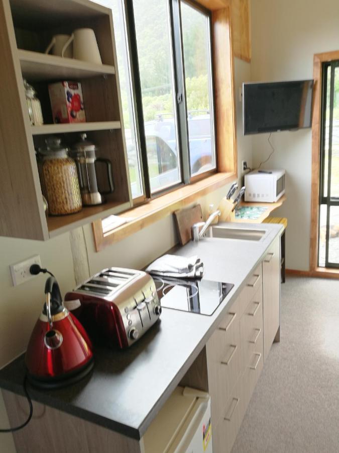 Koru Beachfront Holiday Cabins & Hot Tub Barrytown ภายนอก รูปภาพ